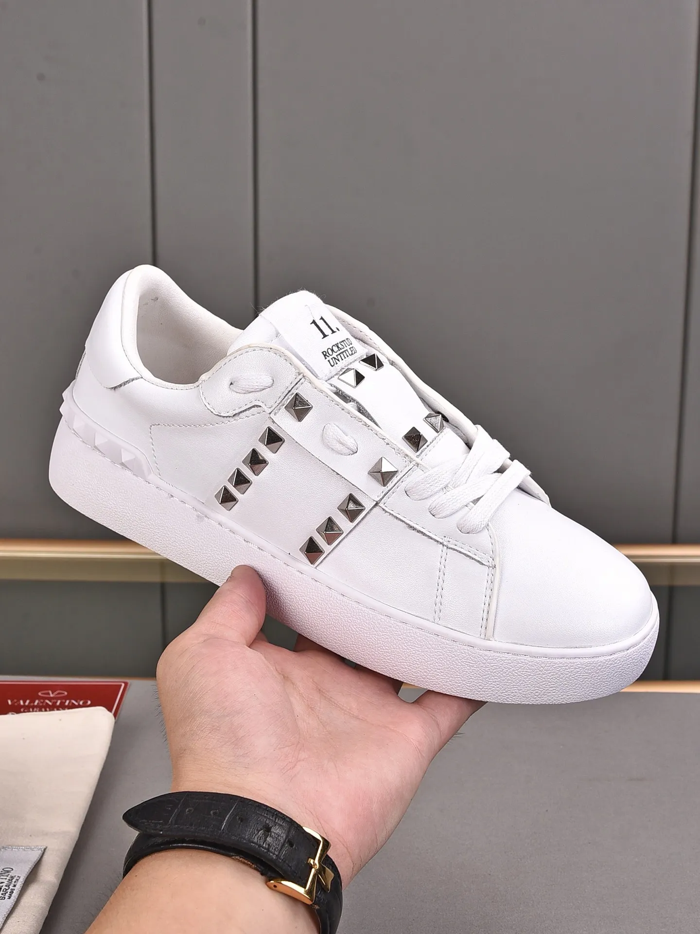 Men's shoes 440💰 (men and women couples) Valentino classic color matching series casual shoes. Made with heavy craftsmanship, good products pay attention to every detail. A must-have trendy item that can be worn all year round, it has been worn by many celebrities and Internet celebrities~~Imported cowhide surface, unique design concept, sheepskin lining, counter quality. Women’s clothing 35-40. Men’s clothing 39-44, 45-46 (returns and exchanges are not supported for custom-made items)